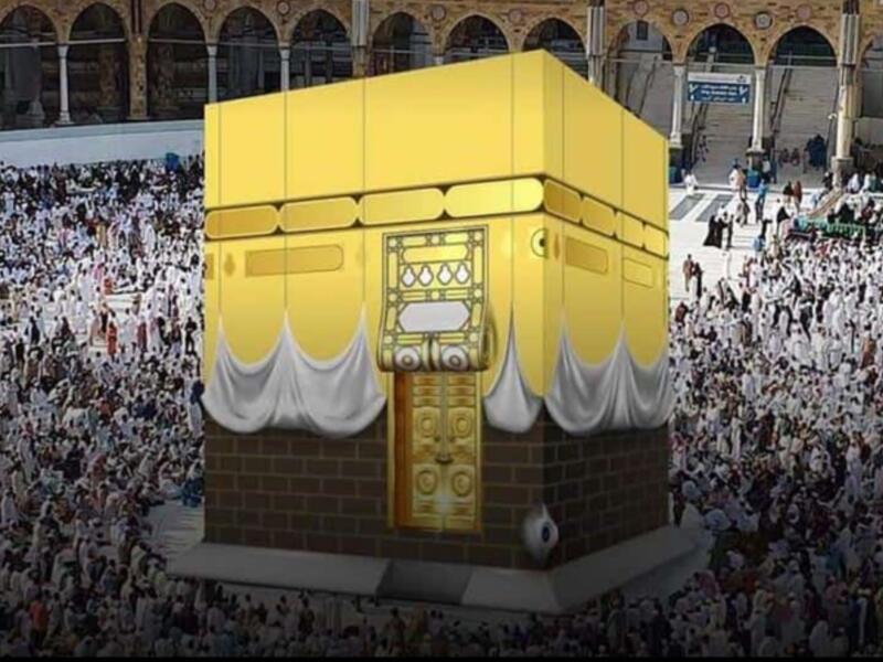 الأصفر: تناوب الخلفاء والحكام والملوك على كسوة الكعبة المشرفة، بألوان مختلفة، أبرزها الألوان الأصفر، الذي كست به أيام الفاطميين، فكساها السلطان محمد بن سبكتكين الغزنوي، ديباجًا باللون الأصفر.