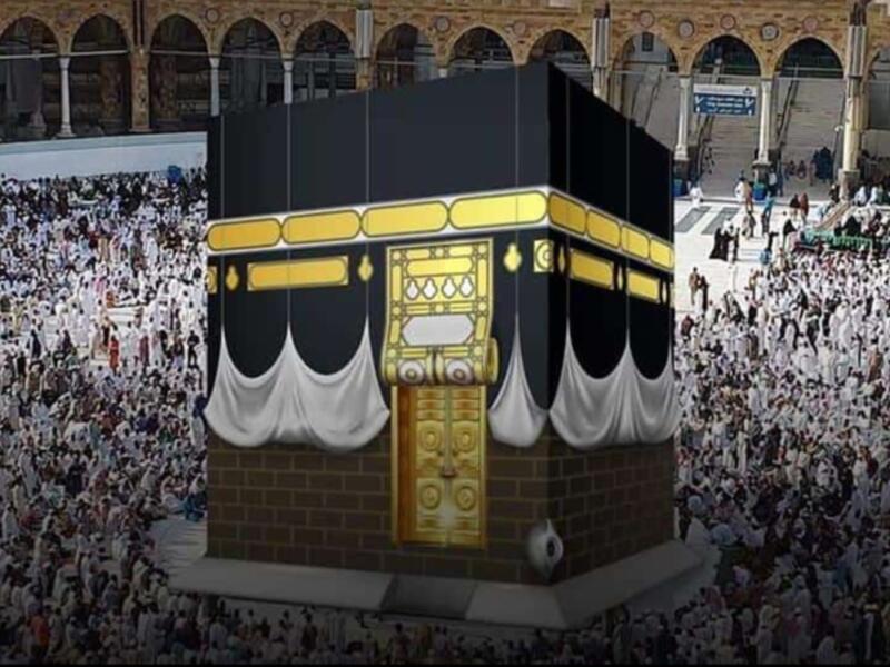 اللون الأسود: أول من كساها بالحرير الأسود هو الخليفة العباسي المهدي الذي أمر ألا يوضع عليها غير ثوب واحد بعد أن كانت الكساء تتراكم عليها حتى كاد بناؤها يتداعى، ومنذ عصره استقر لون كسوة الكعبة الخارجية على اللون الأسود.