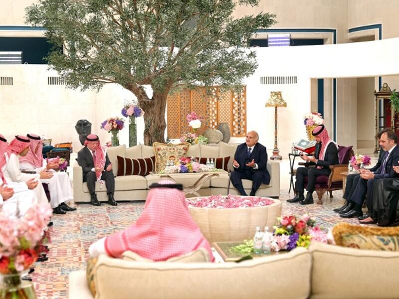 يعود أصل عائلة آل سيف إلى قبيلة سبيع، وهم شيوخ بلدة العطار في سدير، نجد، منذ بداية عهد الملك عبدالعزيز آل سعود.