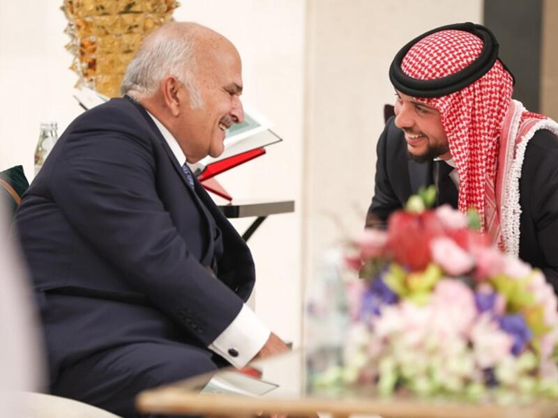 ولي العهد الأردني من مواليد 28 يونيو 1994، أي إن خطيبته تكبره بشهرين.