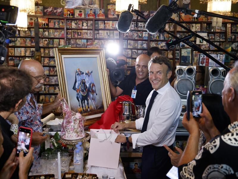 Macron in the Oran music shop 