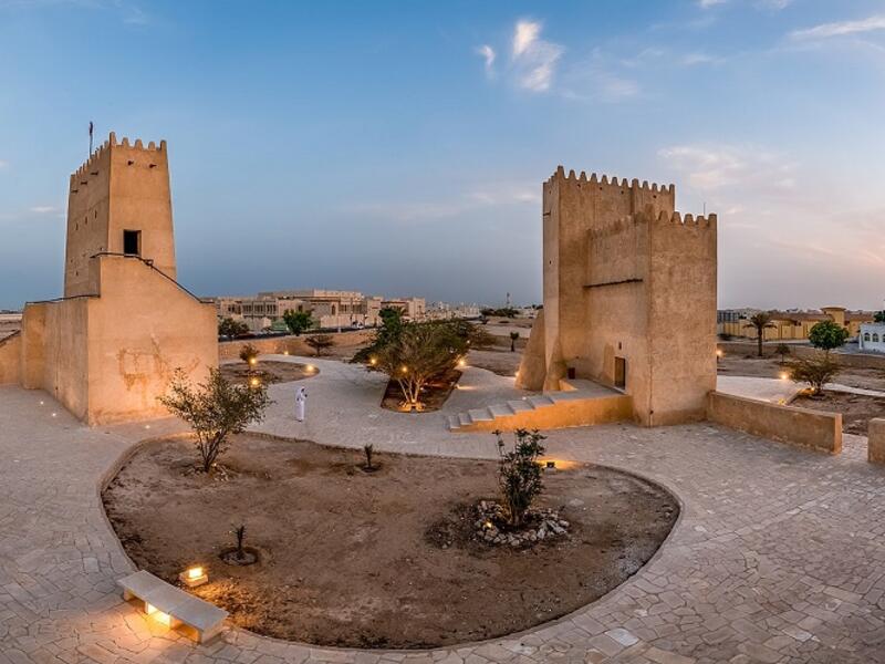 القلاع الأثرية: تعد قطر موطنًا للعديد من الحصون القديمة التي كانت تستخدم كمنشآت عسكرية أو مدنية، مثل قلعة الدوحة وأبراج برزان وقلعة أم صلال.
