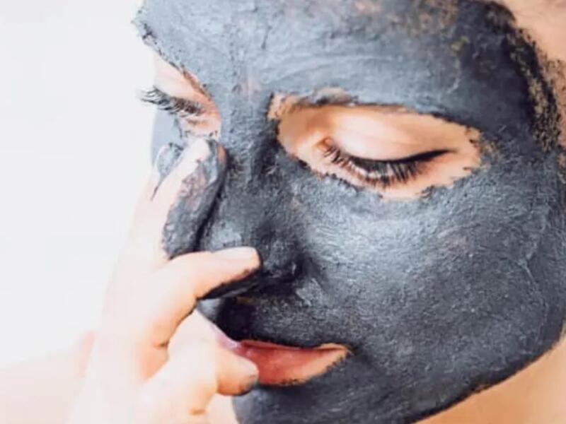 جميلة البوابة: مزايا استخدام قناع الفحم