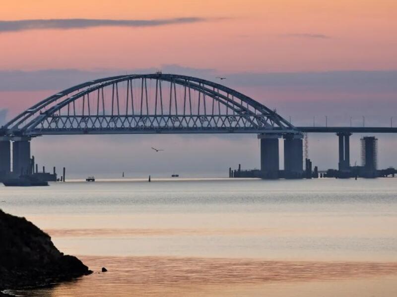 في 2022، اكتسب الجسر أهمية عسكرية لدى روسيا باعتبارها طريق إمداد رئيسيًا للقوات الروسية، فيما بدأت قوات من شبه جزيرة القرم السيطرة على معظم منطقة خيرسون في جنوب أوكرانيا وبعض أجزاء منطقة زابوريجيا المجاورة.