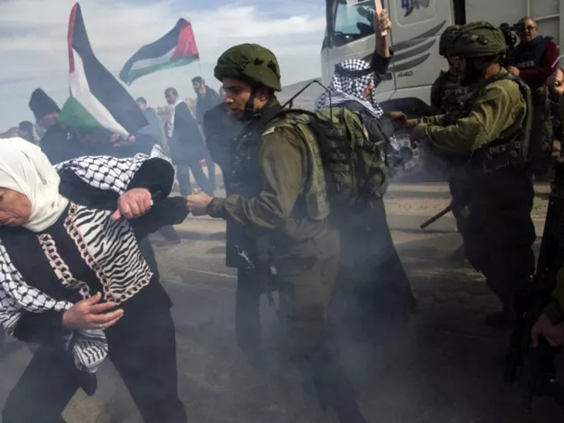 Palestinians scuffle with Israeli soldiers