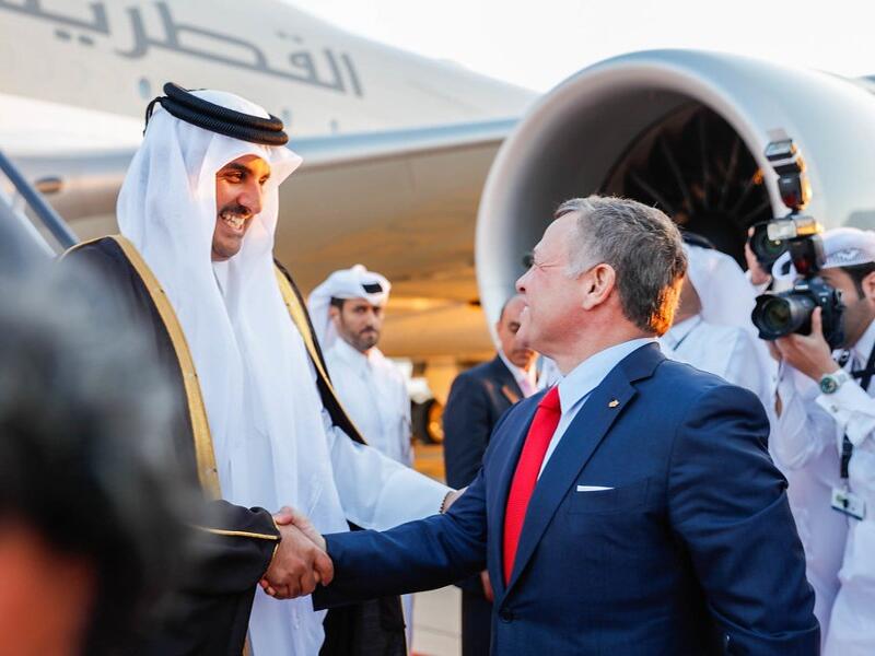 العاهل الأردني عبد الله الثاني وصل إلى الدوحة برفقة ابنه ولي العهد الأمير الحسين بن عبد الله لحضور حفل افتتاح بطولة كأس العالم.