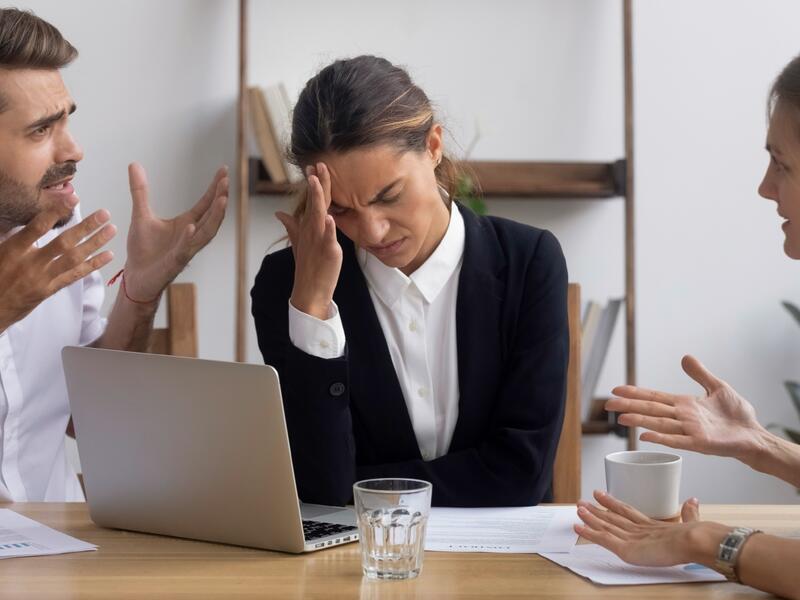 6 شخصيات سلبية يجب أن تحذر منهم في مكان العمل