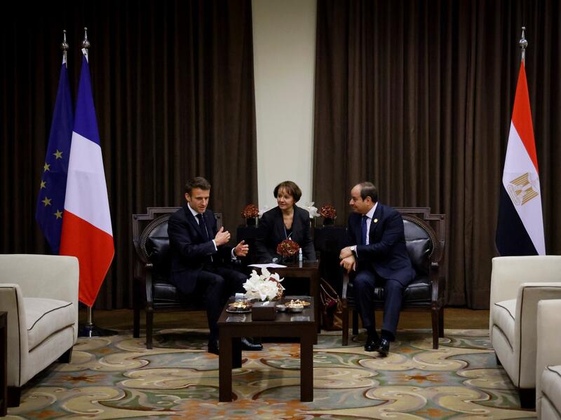 Macron (L) Al Sisi