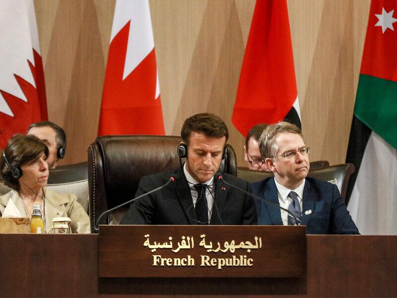 Macron (C)
