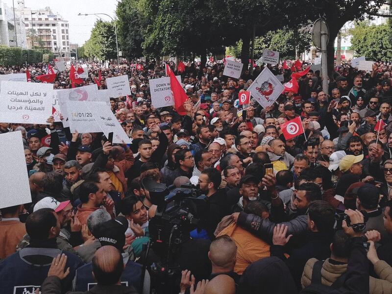 شهدت المسيرة اختراق المحتجين للحواجز الأمنية التي تمنع الوصول إلى شارع الحبيب بورقيبة 