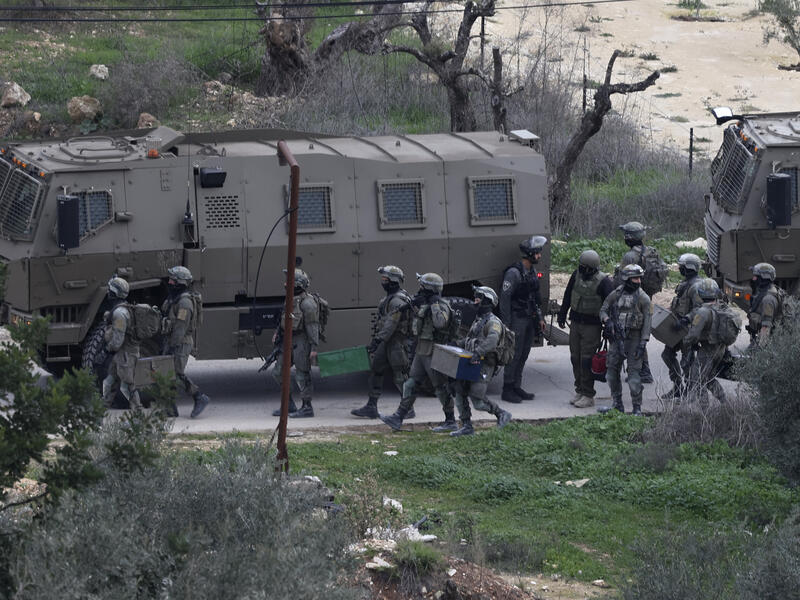 Israeli troops 