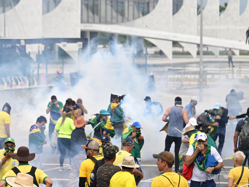 Bolsonaro supporters clash with the police 