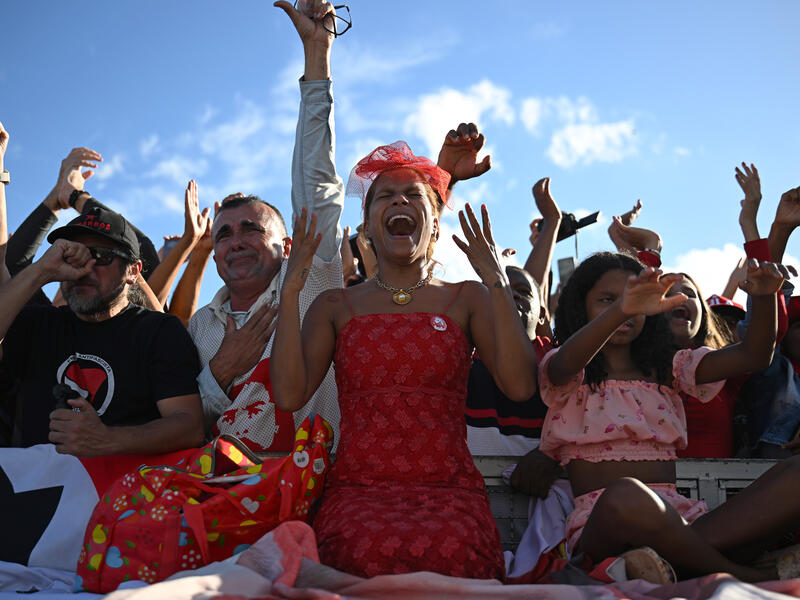 Supporters of de Silva