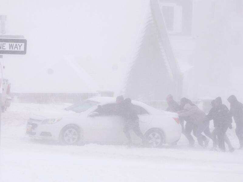 الناس يدفعون مركبة من الثلج في ماونتن فيو باركواي في ليهي ، يوتا ، في 22 فبراير 2023
