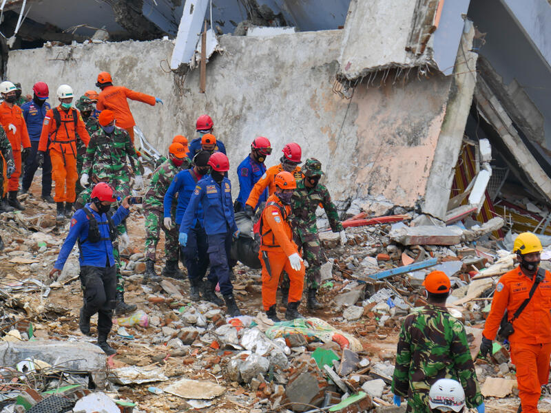 Earthquake strikes Indonesia