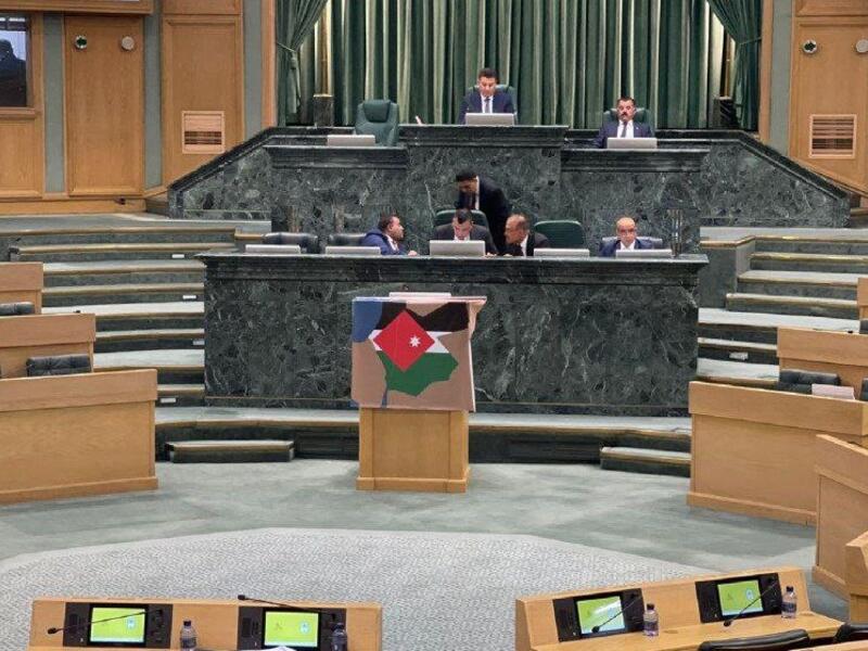 خريطتي الأردن وفلسطين على منصة مجلس النواب