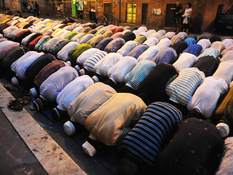 Muslim prayers echo at Manchester Cathedral in UK