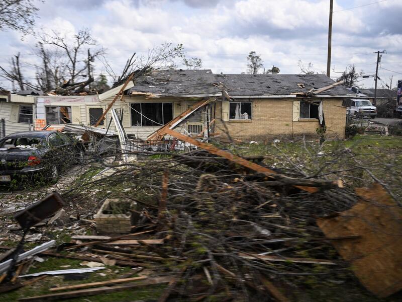 Harsh weather batters US, kills at least 11