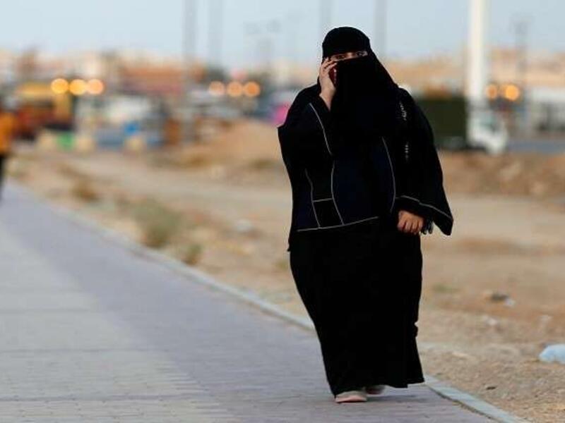 رجل يرتدي ملابس نسائية
