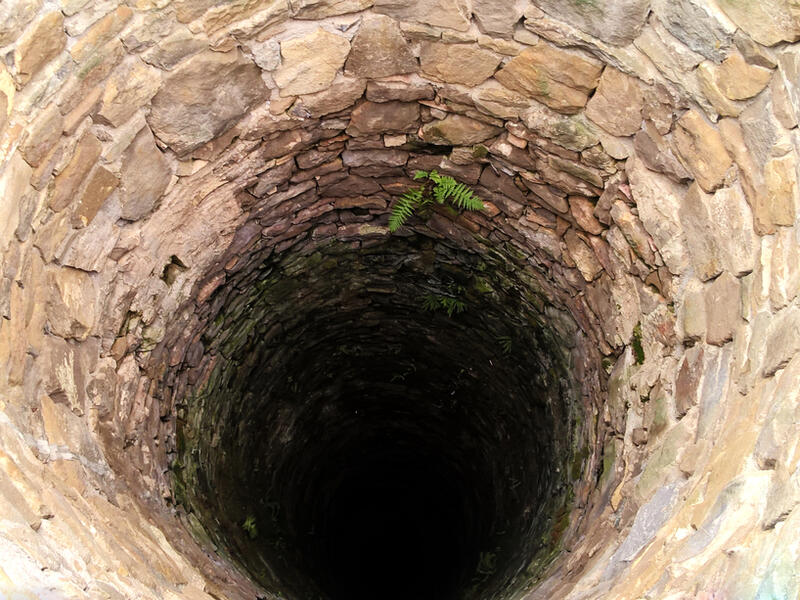 Video :Girl throws boy down a well in China 