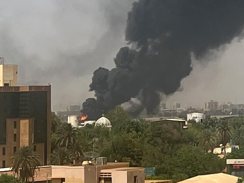 دخان يتصاعد من أحد مباني العاصمة الخرطوم جراء الإشتباكات بين قوات الدعم السريع والجيش السوداني (أ ف ب)