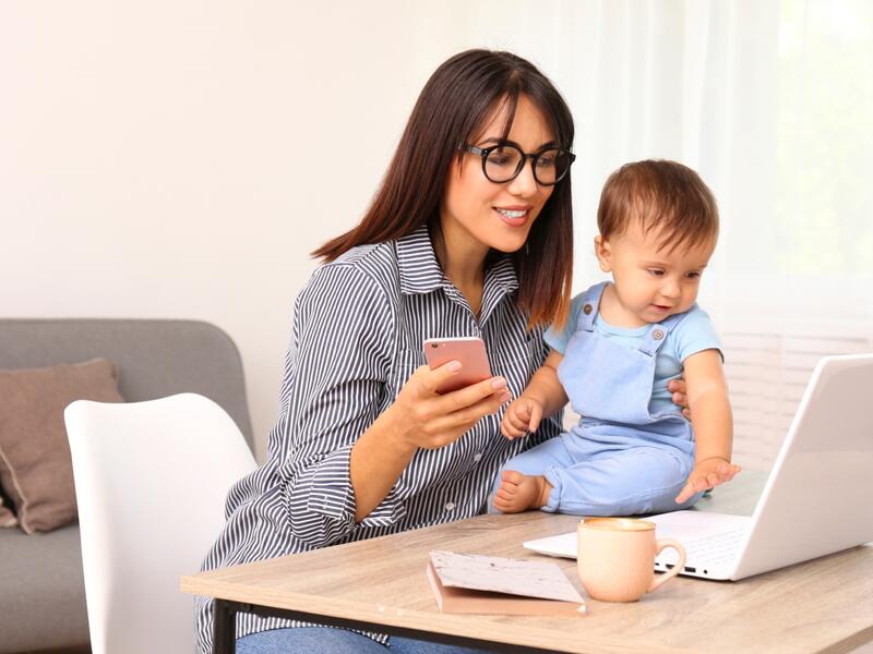 أفضل عبارات تهنئة بعيد العمال للأم