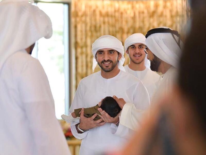 الشيخ حمدان يحمل ابنه الشيخ محمد