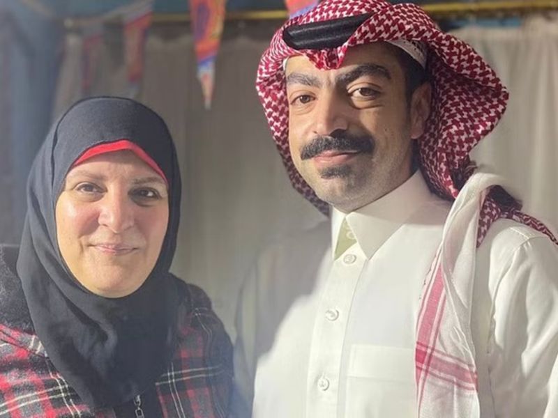 السعودي تركي خالد السنيد مع والدته المصرية