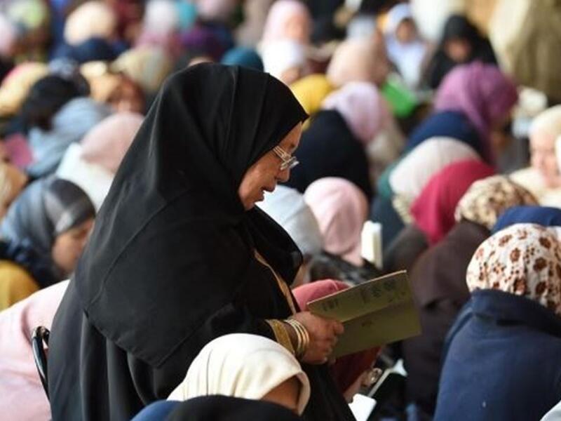 اعتبر بعض رواد التواصل الاجتماعي، أن تصريحات الداعية التونسي، تتماشى مع الانفتاح، ومحاربة الاسلاميين
