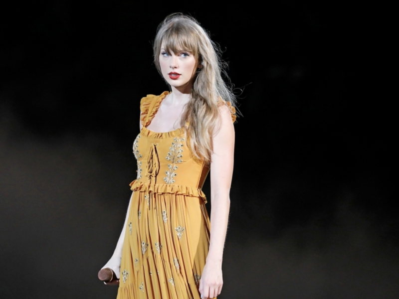 Taylor Swift swallows a bug on camera