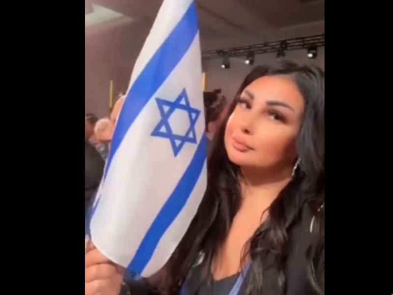 الاعلامية اللبنانية ماريا معلوف تشارك فيديو تلوح فيه بعلم اسرائيل