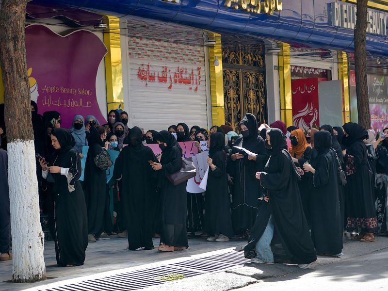 طالبان تفرق بالقوة تظاهرة نسائية في كابول ضد اغلاق صالونات التجميل