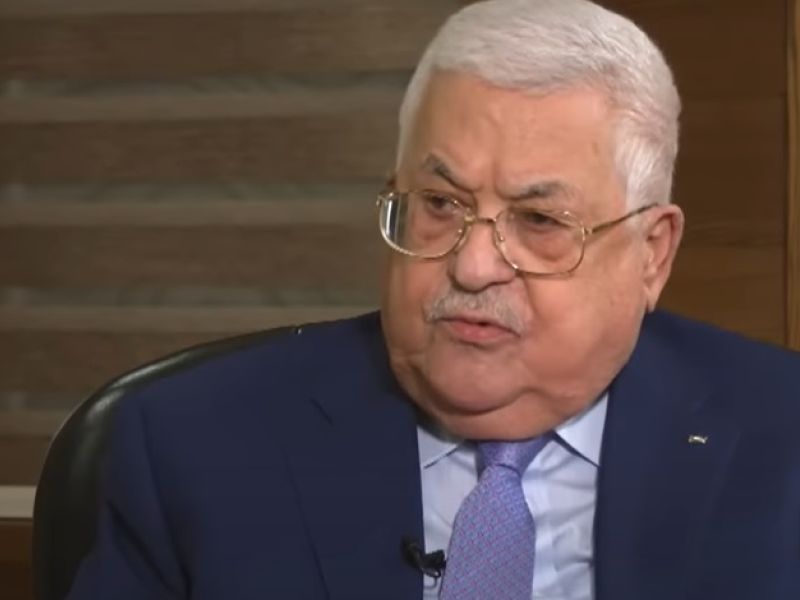 عباس يحيل عشرات السفراء الفلسطينيين الى التقاعد