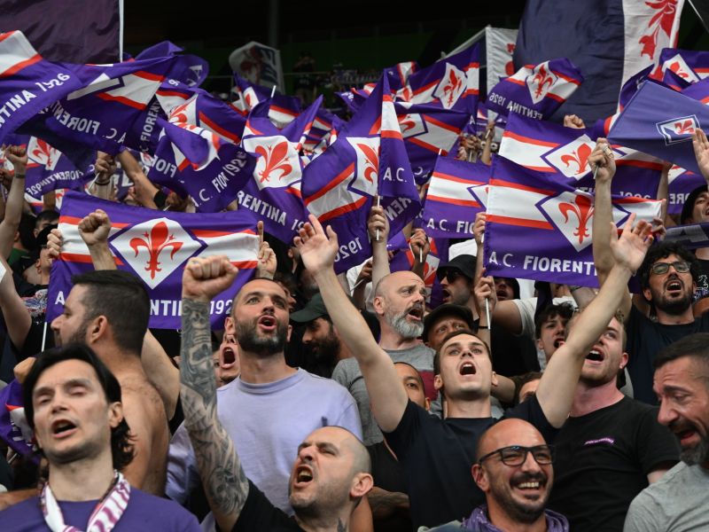 Fiorentina fans cheer prior to the UEFA Europa Conference League final football match between ACF Fiorentina and West Ham United FC in Prague, Czech Republic on June 7, 2023. (Photo by Michal CIZEK / AFP)