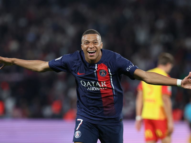 Paris Saint-Germain's French forward #07 Kylian Mbappe celebrates scoring Paris Saint-Germain's third goal during the French L1 football match between Paris Saint-Germain (PSG) and RC Lens at the Parc des Princes Stadium in Paris on August 26, 2023. (Photo by Alain JOCARD / AFP)