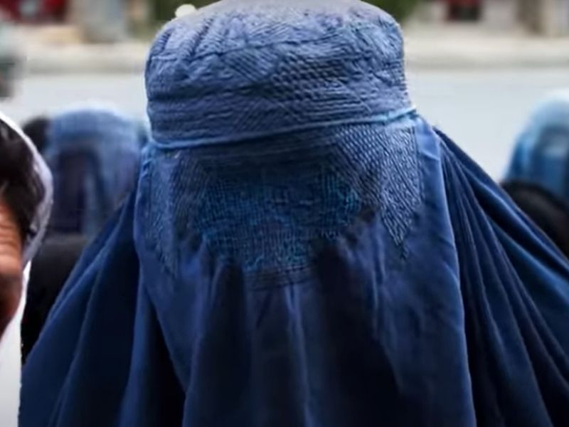 طالبان: النساء لا قيمة لهن بدون الحجاب والناس يريدون الشريعة ونحن نطبقها