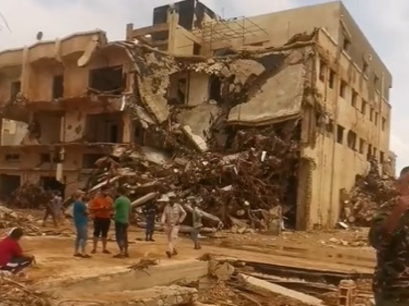 العاصفة دانيال.. ألفا قتيل و"أحياء بأكملها اختفت في البحر مع سكانها" في ليبيا