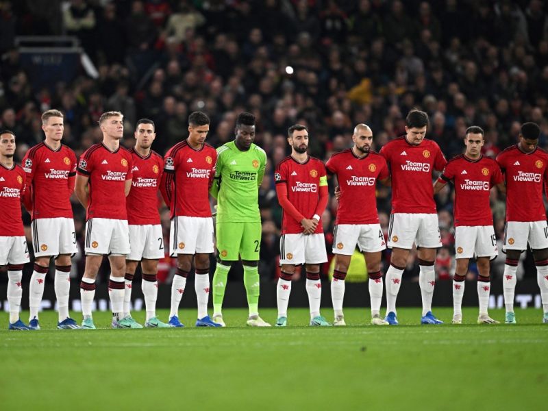 Manchester United's players observe a minute of silence in tribute of late Manchester United player Bobby Charlton who died at the age of 86, last weekend, ahead of the UEFA Champions League Group A football match between Manchester United and FC Copenhagen at Old Trafford, in Manchester, north-west England, on October 24, 2023. (Photo by Paul ELLIS / AFP)