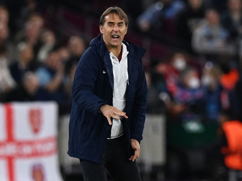 Sevilla's Spanish coach Julen Lopetegui gestures on the touchline during the UEFA Europa League round of 16 second leg football match between West Ham United and Sevilla at The London Stadium, in east London on March 17, 2022. (Photo by Glyn KIRK / AFP)
