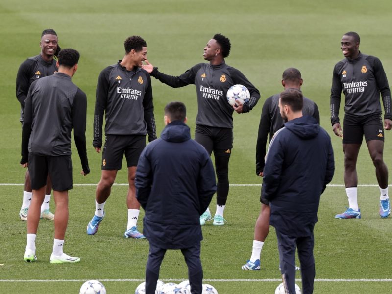 Real Madrid's Brazilian forward #07 Vinicius Junior (C), Real Madrid's English midfielder #5 Jude Bellingham (C,L) and teammates attend a training session at Valdebebas Sport City in Madrid on November 7, 2023 on the eve of the UEFA Champions League group C football match between Real Madrid CF and SC Braga. (Photo by Thomas COEX / AFP)