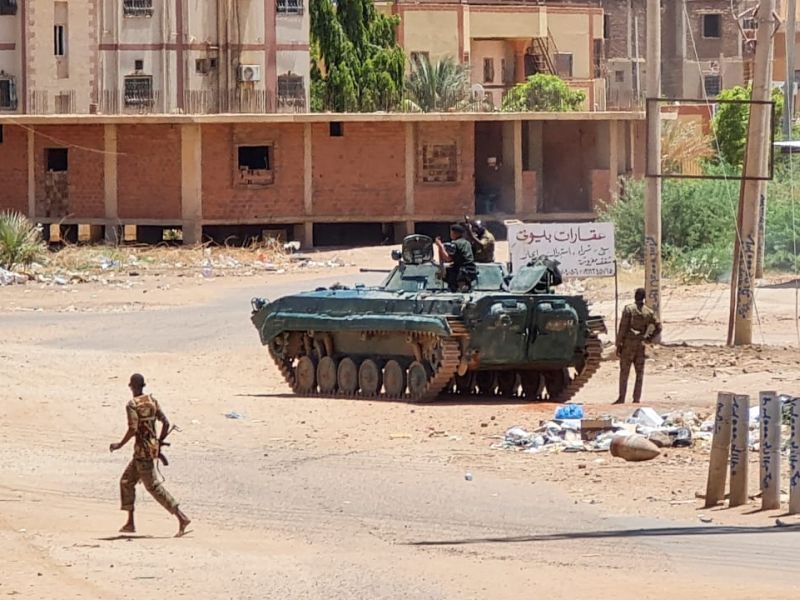 في أبريل 2023، اندلعت اشتباكات عنيفة في السودان، بين الجيش السوداني بقيادة عبدالفتاح البرهان وقوات الدعم السريع بقيادة محمد حمدان دقلو (حميدتي). وعم الاقتتال أنحاء مختلفة من البلاد، نجم عنها حتى الآن مقتل نحو 12 ألفاً.