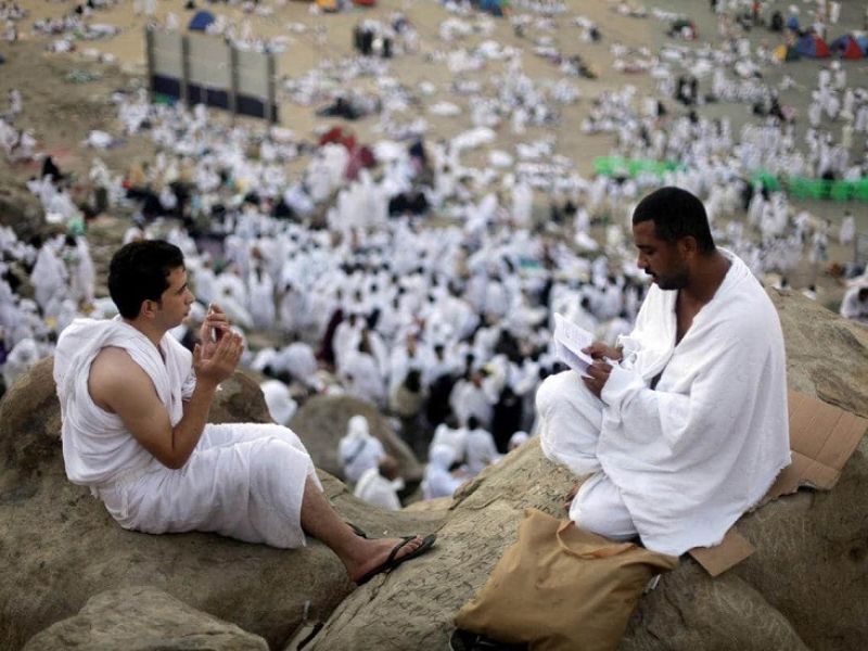 معتمرين على جبل عرفات