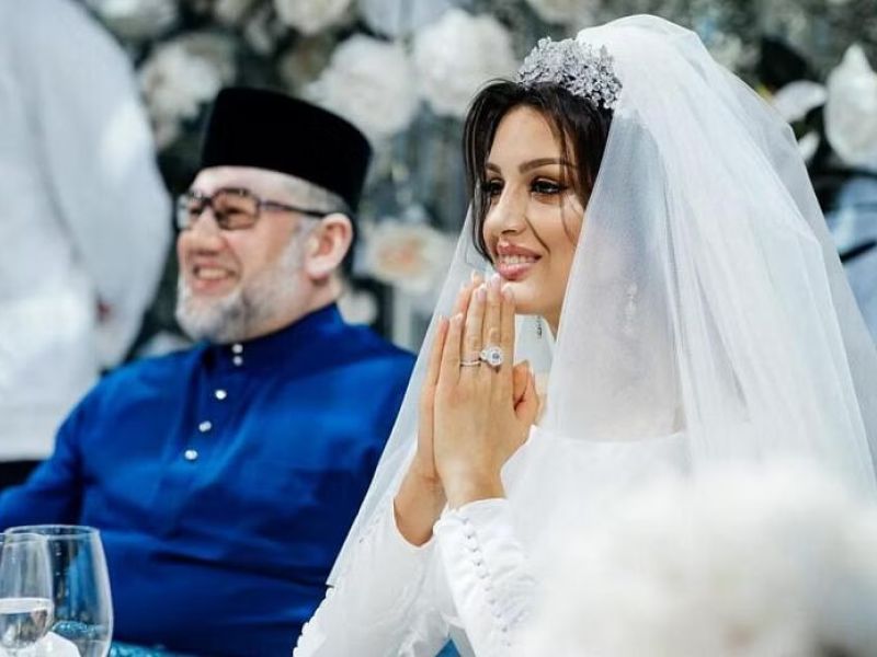 ملكة جمال موسكو - ملك ماليزيا السابق السلطان محمد 