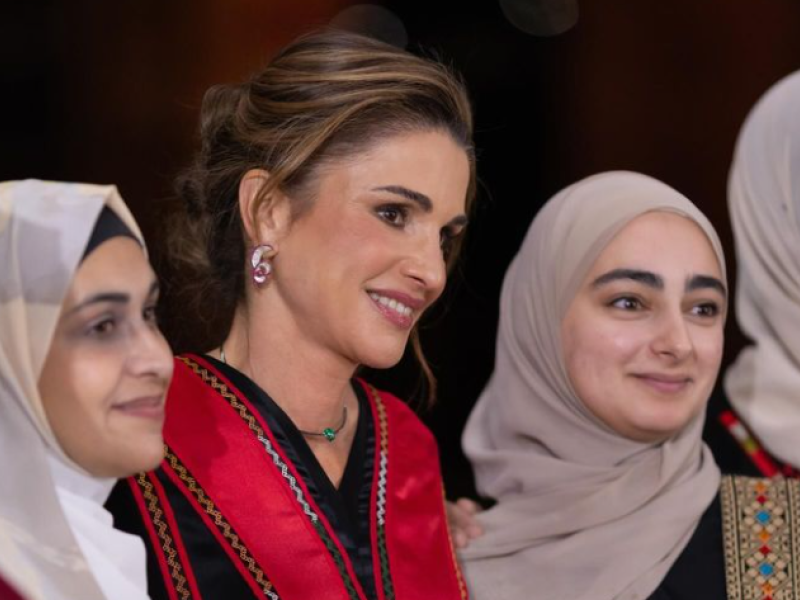 ثوب الملكة رانيا استثنائي للغاية اليوم خلال إستضافتها إفطار رمضان سيدات جرش