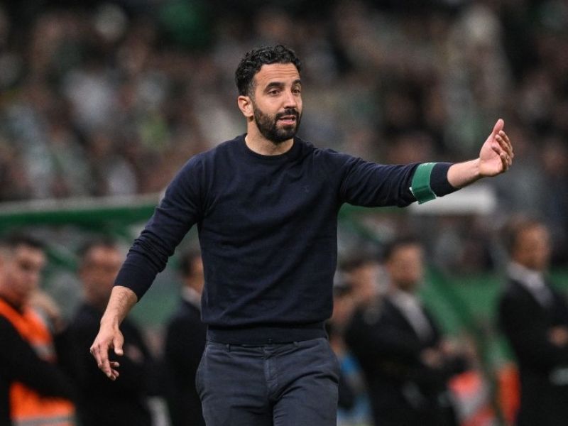 Sporting's coach Ruben Amorim gestures during the Portuguese League football match between Sporting CP and SL Benfica at the Jose Alvalade stadium in Lisbon on April 6, 2024. (Photo by PATRICIA DE MELO MOREIRA / AFP)