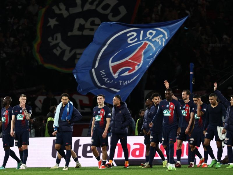 Paris Saint-Germain's players greet supporters at the end of the French Cup (Coupe de France) semi final football match between Paris Saint-Germain (PSG) and Stade Rennais FC at the Parc des Princes stadium in Paris on April 3, 72024. (Photo by Anne-Christine POUJOULAT / AFP)