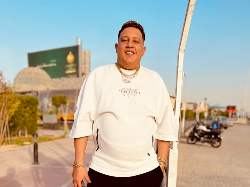مطرب شهير يتنقد التنمر.. "ليه التريقة على بطني؟"