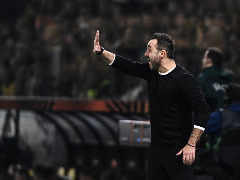 Brighton's Italian head coach Roberto De Zerbi reacts during the UEFA Europa League Group B football match between AEK Athens FC and Brighton and Hove Albion FC at the Agia Sophia Stadium in Athens on November 30, 2023. (Photo by Angelos TZORTZINIS / AFP)
