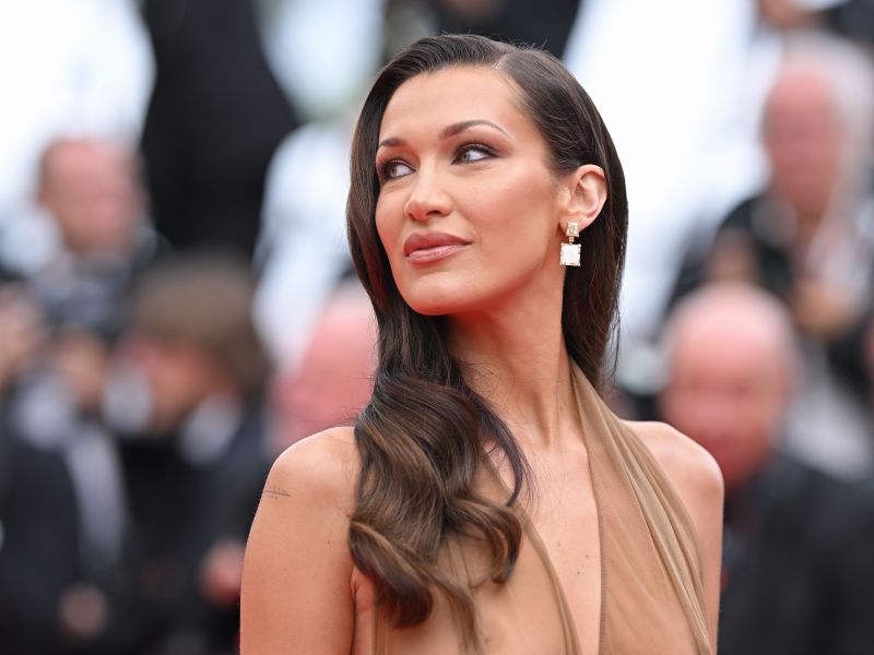 إطلالة بيلا حديد الأولى في مهرجان كان فاضحة للغاية بفستان شفاف يكشف جسدها