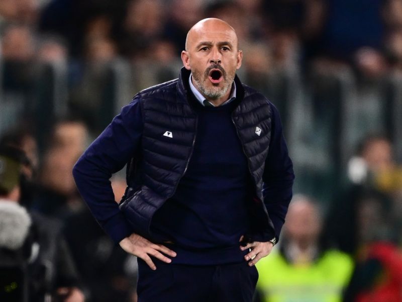 Fiorentina's Italian coach Vincenzo Italiano reacts during the Italian Serie A football match between Juventus and Fiorentina, at The Allianz Stadium, in Turin on April 7, 2024. (Photo by Marco BERTORELLO / AFP)
